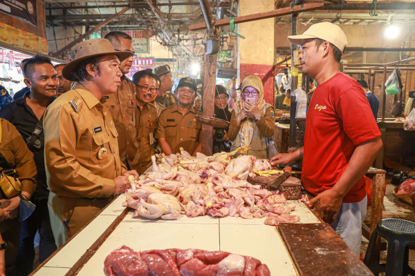 Daging Ayam dan Telur Fluktuatif, Pj Gubernur Banten Al Muktabar Sidak Pasar Rau Kota Serang