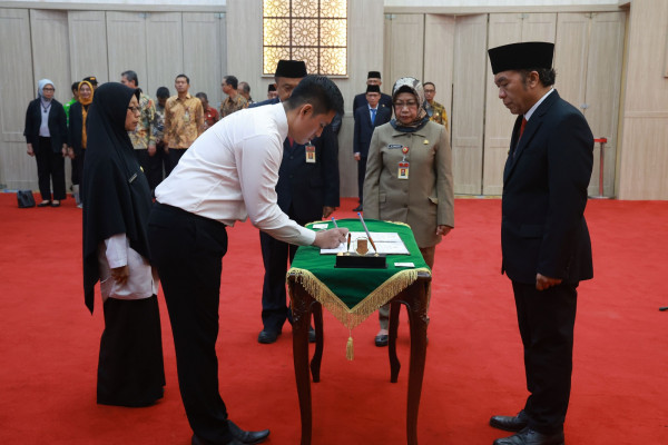 Pj Gubernur Banten Al Muktabar Berikan Tantangan Kepada 34 PNS Baru