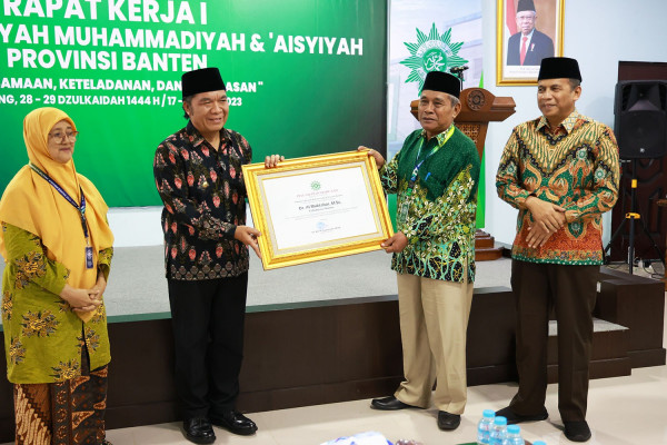 Pj Gubernur Al Muktabar Raih Penghargaan PW Muhammadiyah Provinsi Banten