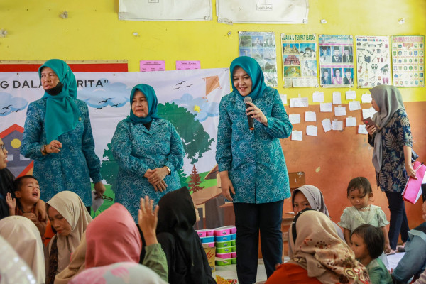 Cegah Stunting, Pj Ketua TP PKK Provinsi Banten Tine Al Muktabar Edukasi Ibu Baduta Melalui Permainan