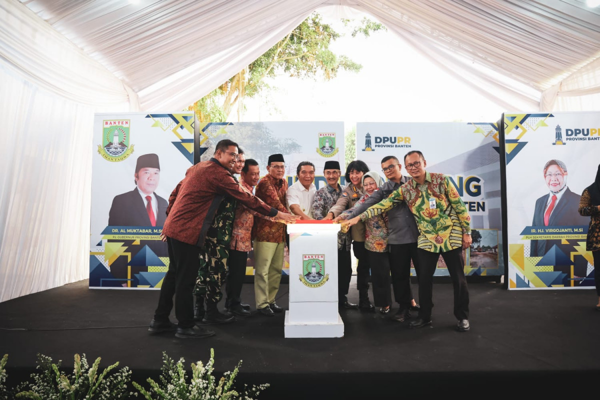 Pj Gubernur Al Muktabar Lakukan Ground Breaking Pembangunan Gedung Bank Banten