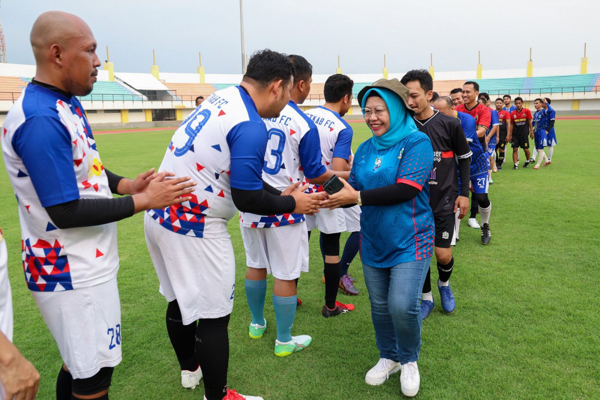 Plh Sekda Saksikan Pertandingan Persahabatan antara Pemprov FC dengan Setkab FC