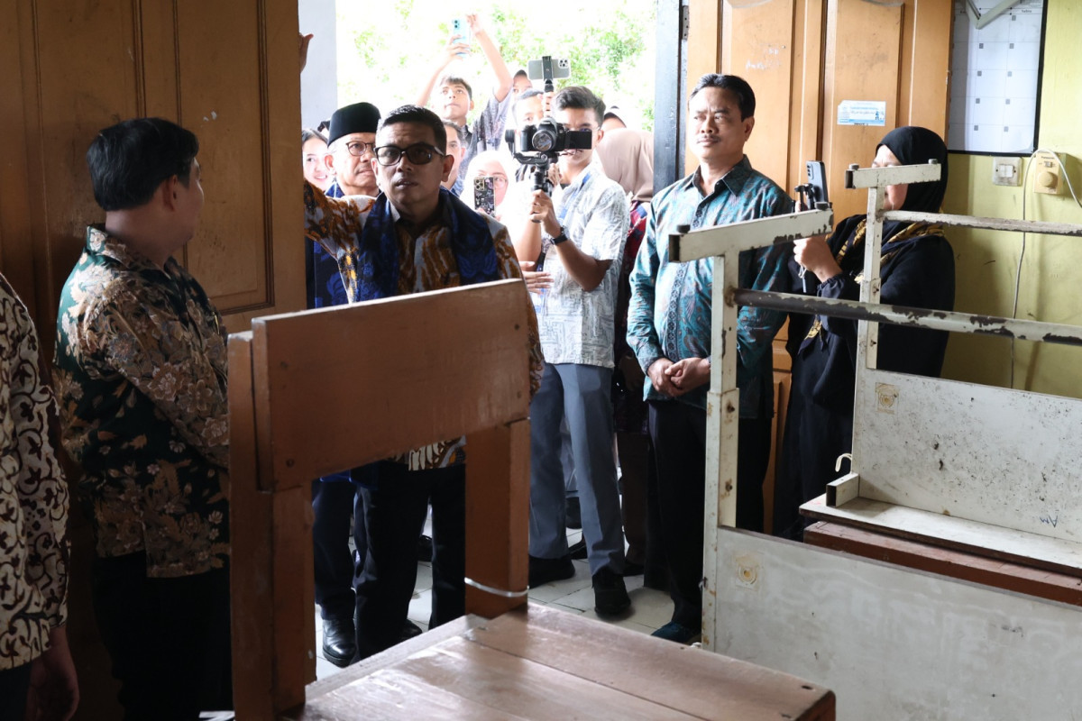 Plafon Satu Kelas di SMAN 14 Kota Tangerang Rusak, Gubernur Andra Soni Lakukan Peninjauan