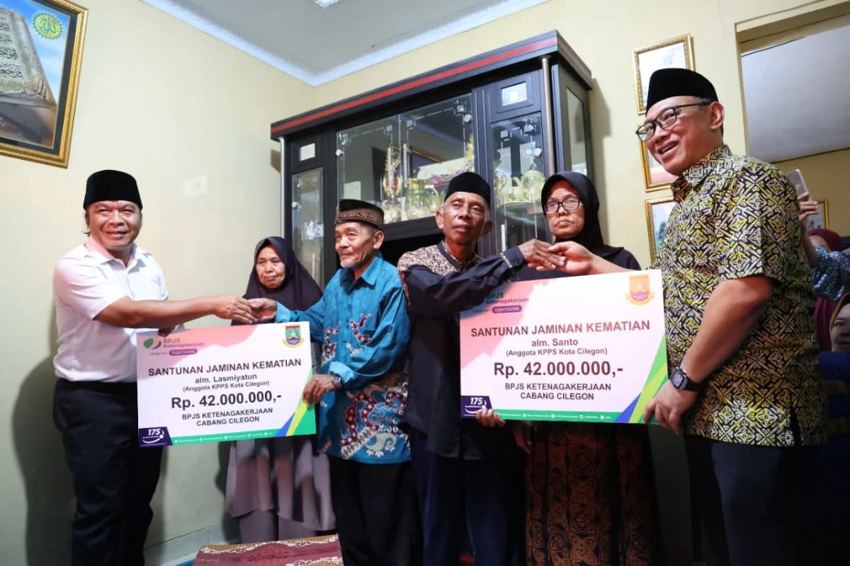 Pj Gubernur Banten Al Muktabar Serahkan Bantuan kepada Keluarga Penyelenggara Pemilu 2024 yang Gugur