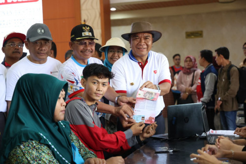 Pastikan Tepat Sasaran, Pj Gubernur Banten Al Muktabar Tinjau Penyaluran Bansos