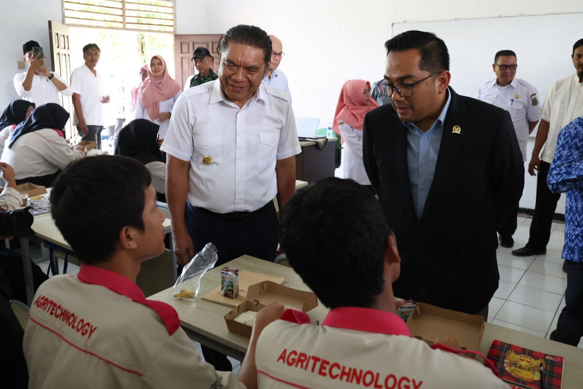 Pj Gubernur Banten Al Muktabar Dampingi Komisi II DPR RI Tinjau Pelaksanaan Makan Bergizi Gratis