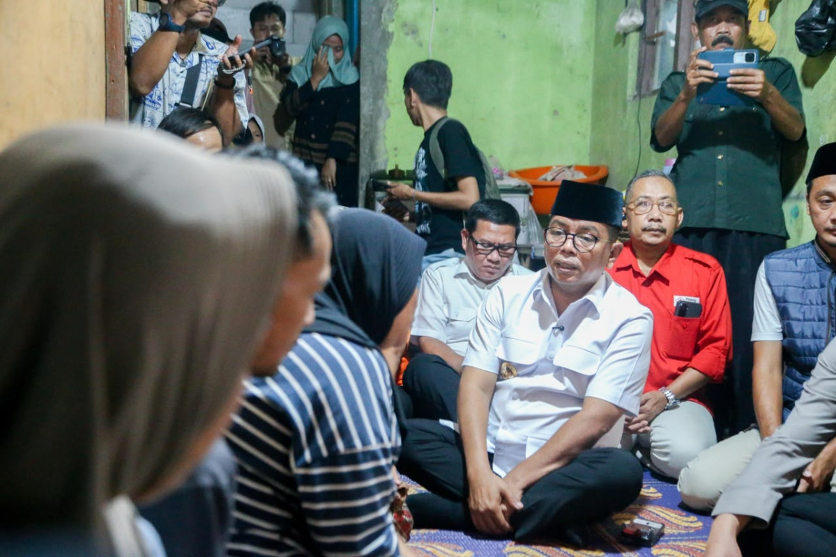 Gubernur Banten Andra Soni Datang ke Rumah Duka Korban Hilang di Selat Sunda Sampaikan Duka Mendalam