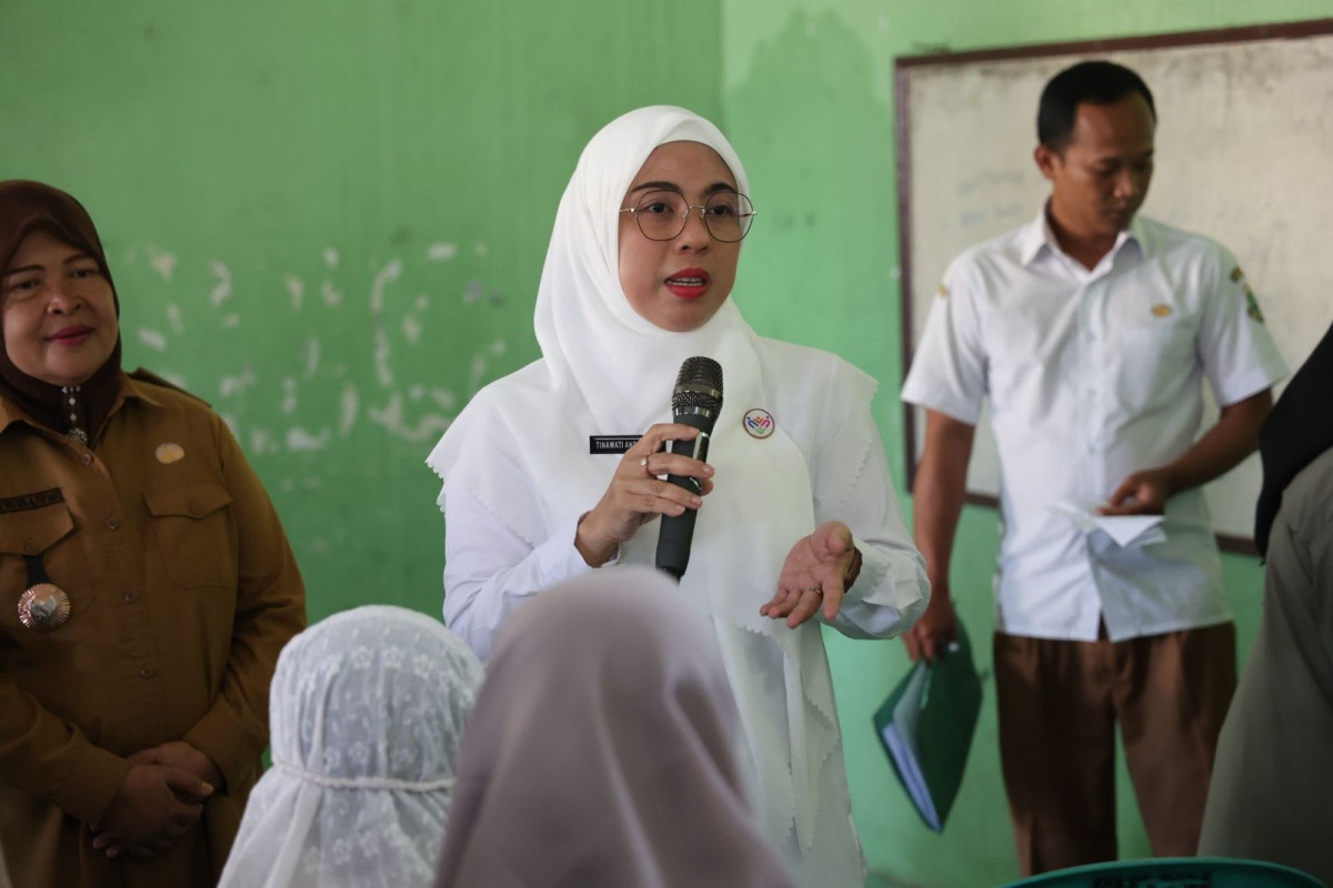 Ketua Pembina Posyandu Provinsi Banten, Tinawati Andra Soni Tinjau Pelayanan Enam SPM di Posyandu Kenanga 10 Rangkasbitung Barat