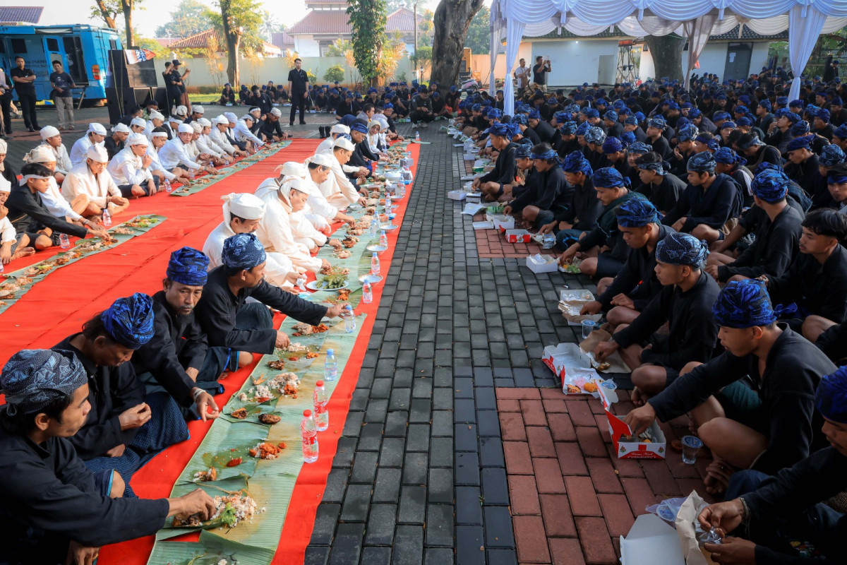 Gubernur Andra Soni Makan Pagi Bersama Warga Baduy Bangun Tradisi Keakraban di Seba 2026