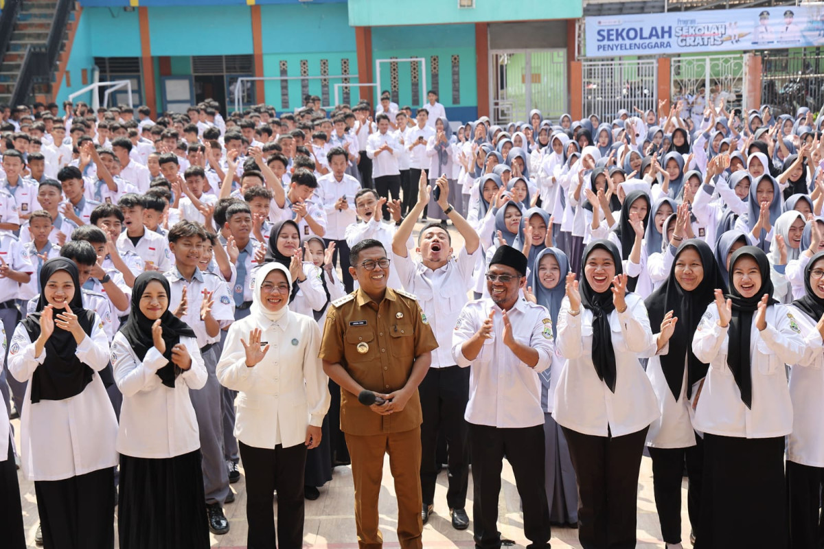 Monitoring Program Sekolah Gratis, Gubernur Banten Andra Soni ajak Siswa Belajar dengan Baik