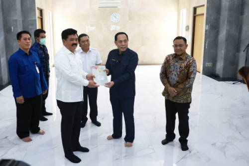 Pj. Gubernur Banten Al Muktabar Sertai Menteri ATR/BPN Hadi Tjahjanto Serahkan Sertipikat Tanah di Kabupaten Serang