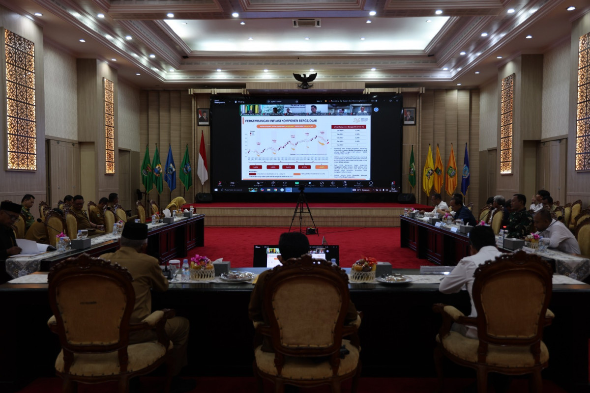 Pj Sekda Provinsi Banten Usman Asshiddiqi Qohara Ikuti Rapat Inflasi Minggu Terakhir 2024
