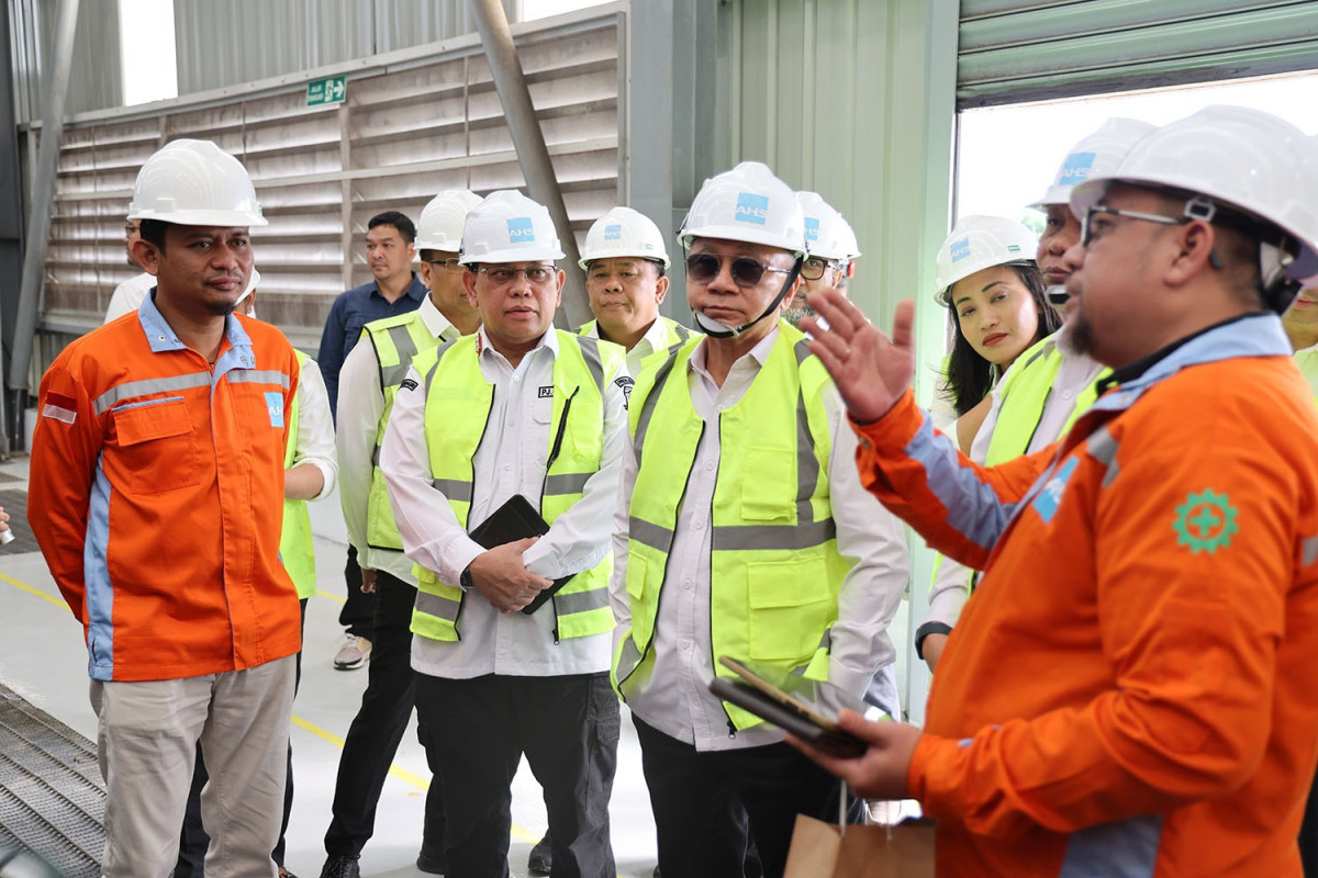 Pj Gubernur Banten A Damenta Dampingi Menko Pangan Zulkifli Hasan Tinjau Pabrik Garam di Kabupaten Serang