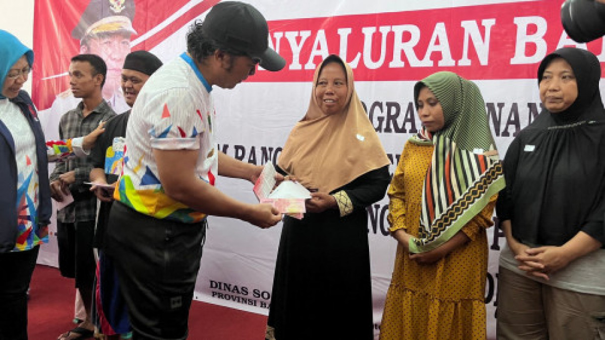 Pj Gubernur Banten Al Muktabar Salurkan Bansos Penanganan Kemiskinan Ekstrem di Kabupaten Lebak