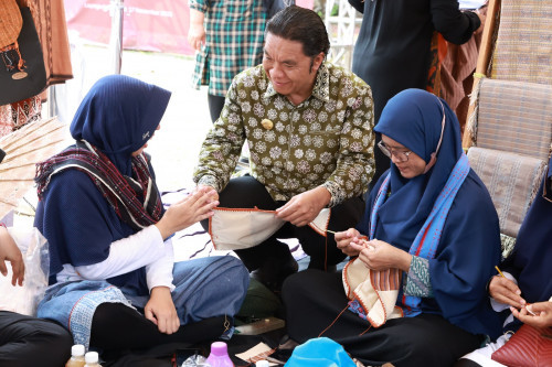 Gelar UMKM Wastra Banten, Pj Gubernur Al Muktabar: Gelorakan Bangga Buatan Indonesia