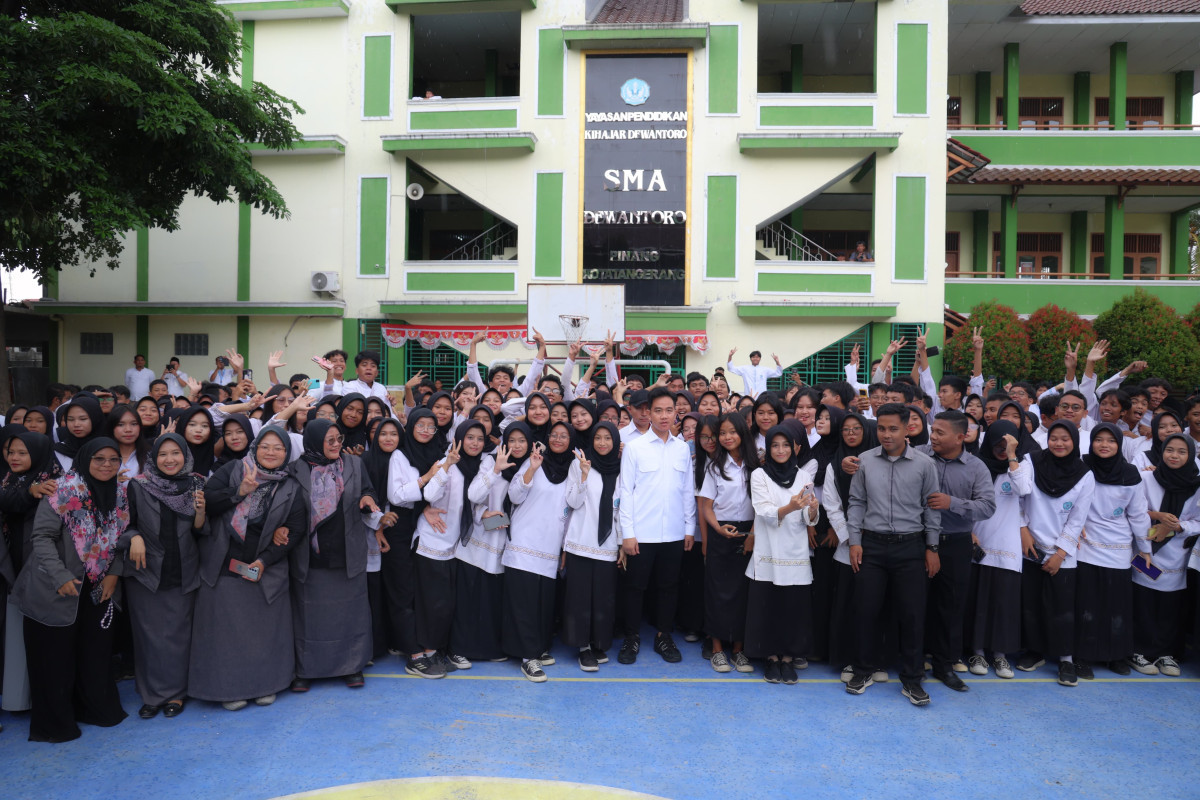 Pj Gubernur Banten A Damenta Dampingi Wapres Tinjau Pelaksanaan Program MBG