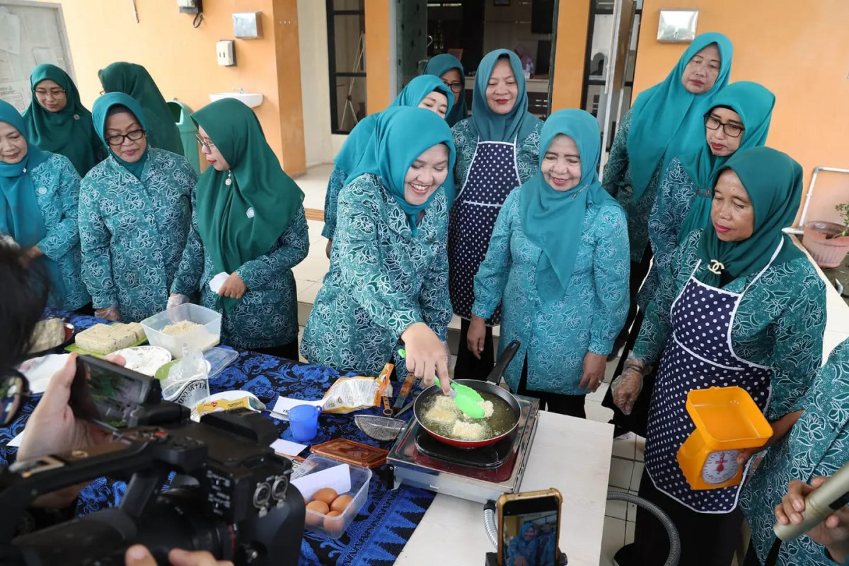 Tangani Stunting, Pj Ketua TP PKK Provinsi Banten Tine Al Muktabar Demo Olahan Nugget Ikan Patin