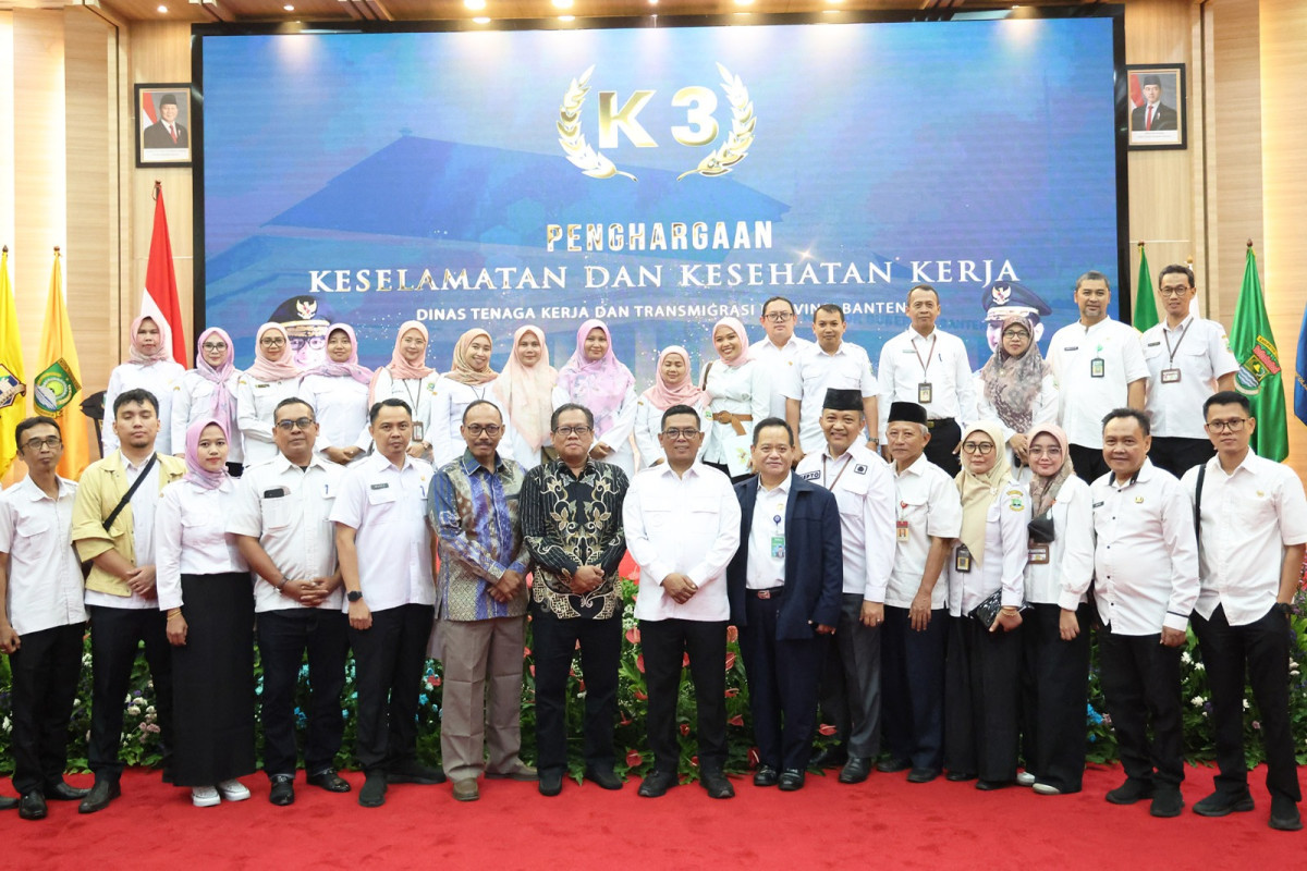 Gubernur Banten Andra Soni Serahkan Penghargaan K3 Award Provinsi Banten Tahun 2025