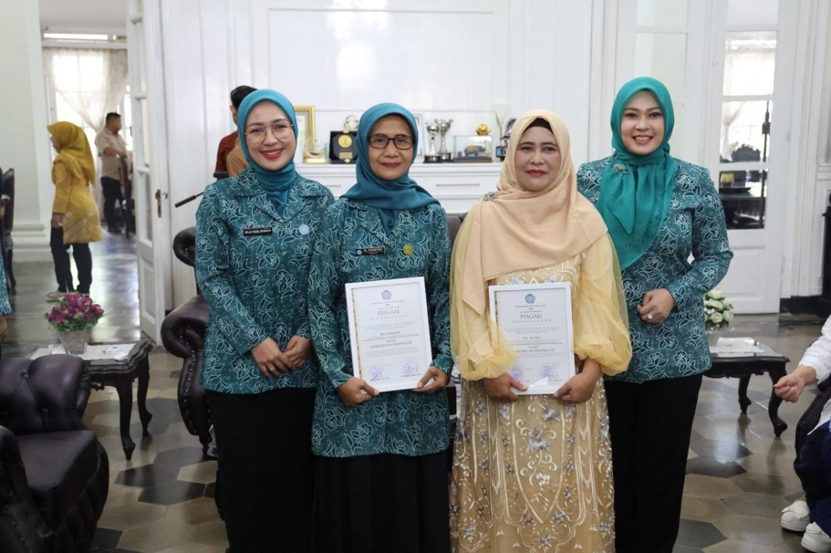Peringati Hari Kartini ke-146, TP PKK Provinsi Banten Serahkan Penghargaan Perempuan Inspiratif Provinsi Banten 2025