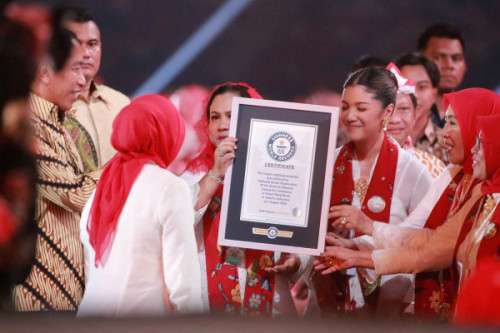 Pj Gubernur Al Muktabar Dampingi Rombongan PKK Provinsi Banten Dalam Pemecahan Rekor Dunia Angklung