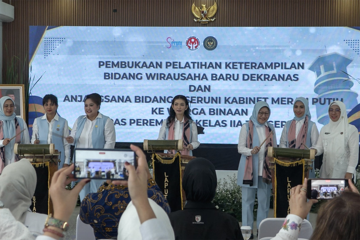 Ketua Dekranasda Provinsi Banten Tinawati Andra Soni Dampingi Ketua Dekranas Selvi Gibran Rakabuming Buka Pelatihan Keterampilan Bagi Warga Binaan Lapas Perempuan Tangerang
