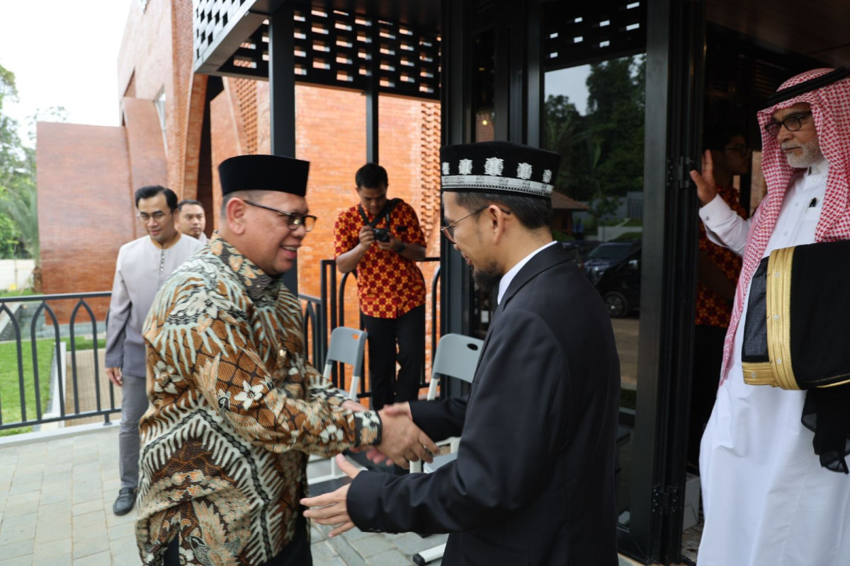 Pj Gubernur Banten A Damenta Hadiri Ujian Promosi Doktor Ustad Adi Hidayat