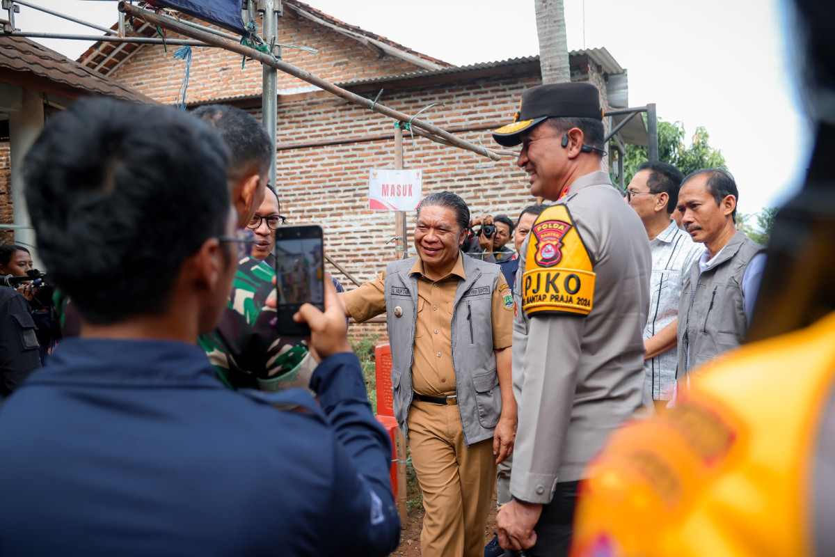 Pj Gubernur Banten Al Muktabar Tinjau Sejumlah TPS di Kota Serang