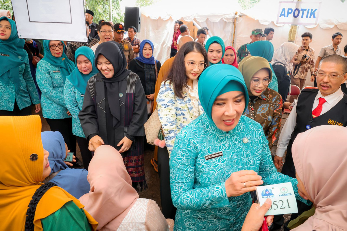 Pj Ketua TP PKK Banten Tine Al Muktabar Dampingi Tri Tito Karnavian Pada Bakti Sosial Kesehatan Pengobatan Gratis