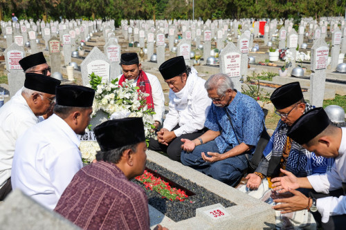 Pj Gubernur Al Muktabar Ziarah ke Makam Tokoh Banten di Jakarta