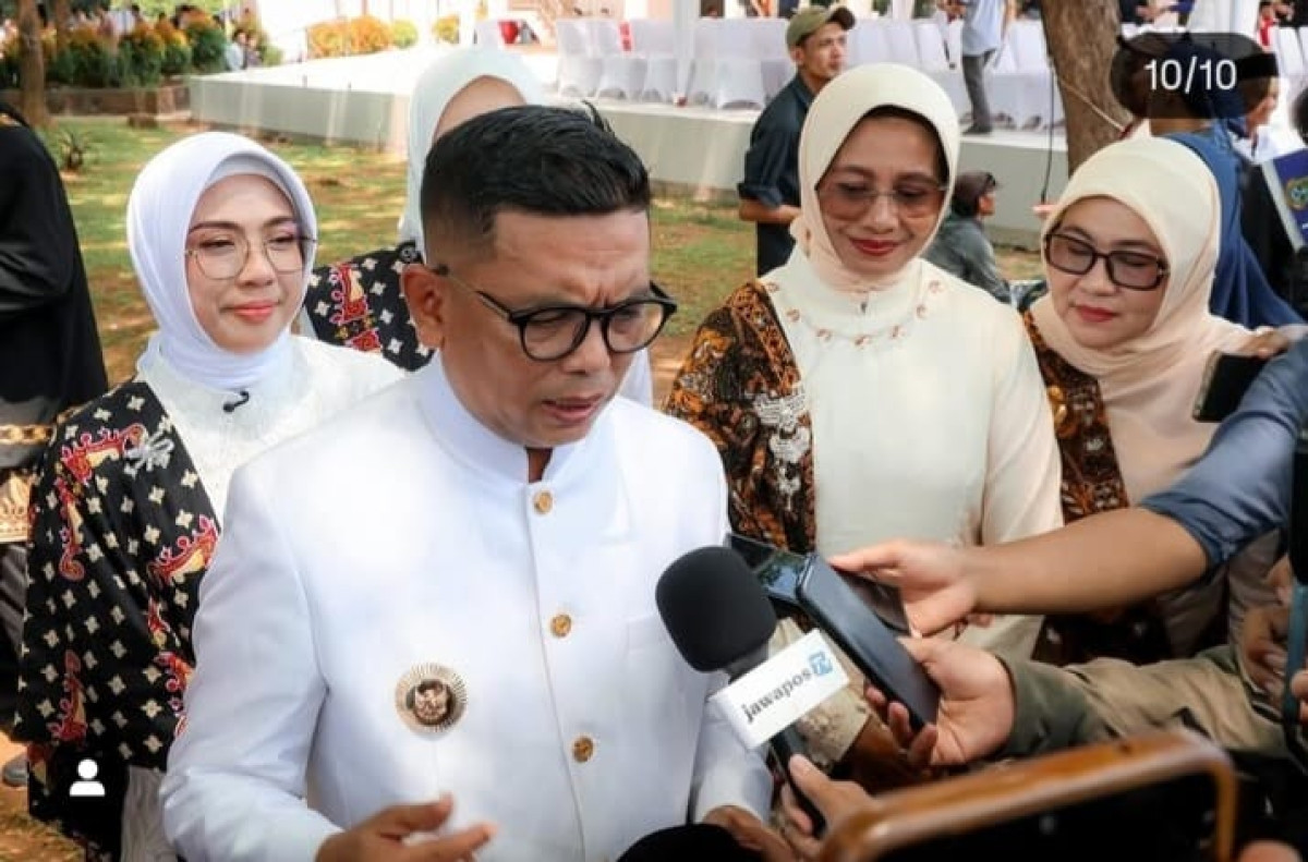 Tegaskan Aman, Gubernur Andra Soni Santap Udang Vaname Tambak Banten