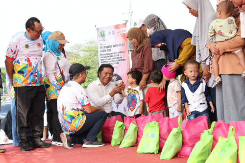 Pj Gubernur Banten Al Muktabar Salurkan Bantuan Sosial ke Masyarakat Kota Cilegon