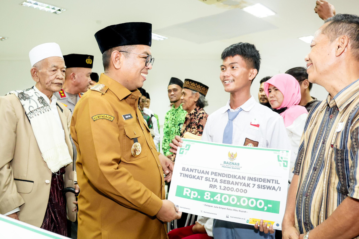 Gelar Safari Ramadan, Gubernur Andra Soni Beri Bantuan untuk Ustaz, Marbot hingga Pesantren