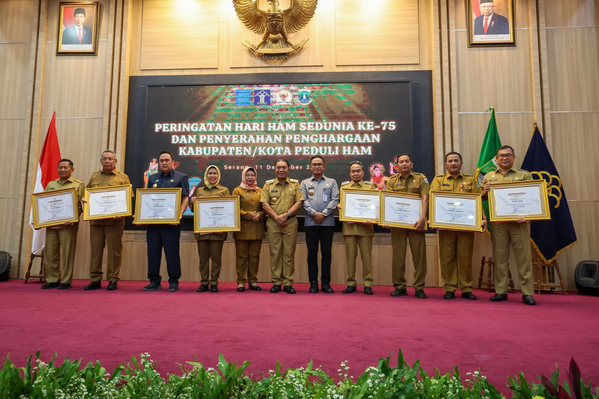 Pj Gubernur Banten Al Muktabar Serahkan Penghargaan Pemerintah Kabupaten/Kota Peduli HAM