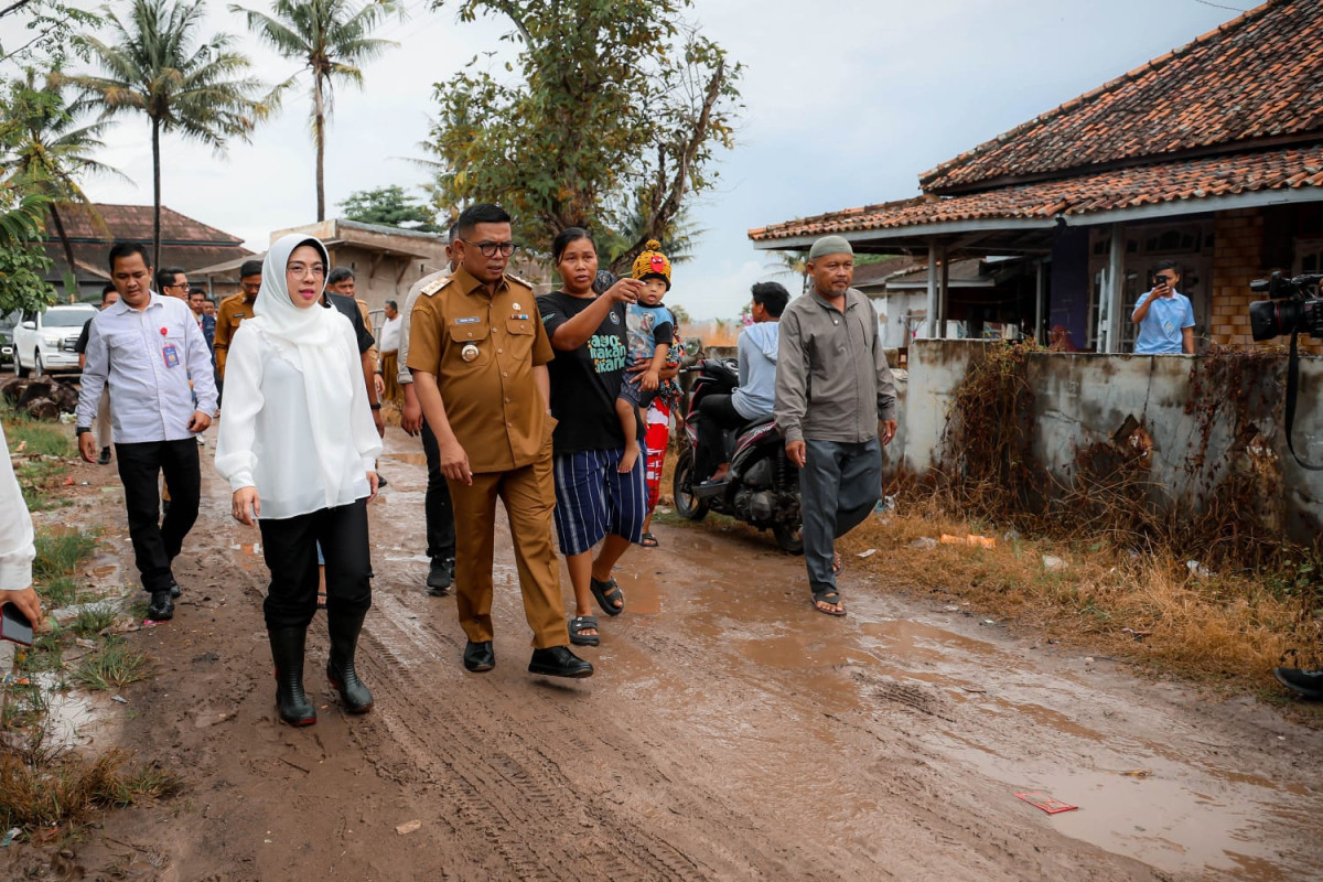 Tinjau Jalan Rusak di Pontang, Gubernur Banten Andra Soni Ajak Pemkab Serang Bersinergi Selesaikan Masalah