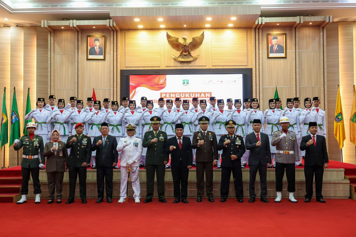 Pj Gubernur Al Muktabar Kukuhkan Paskibraka Provinsi Banten Tahun 2024