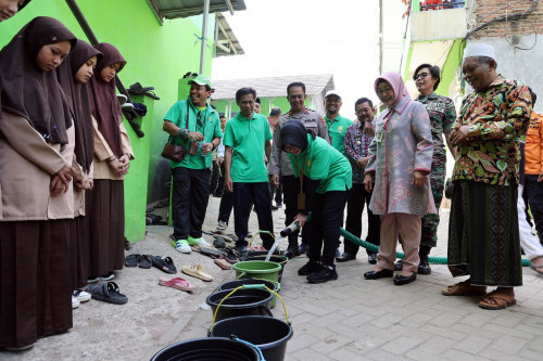 Pj Sekda Virgojanti, Dampingi Ketua Pengadilan Tinggi Banten Salurkan Bantuan Air Bersih