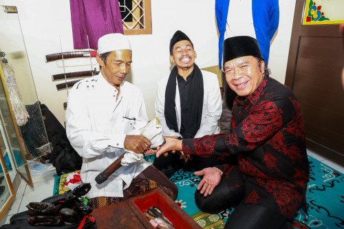 Lestarikan Budaya, Pj Gubernur Banten Al Muktabar Hadiri Pengulasan Golok Ciomas