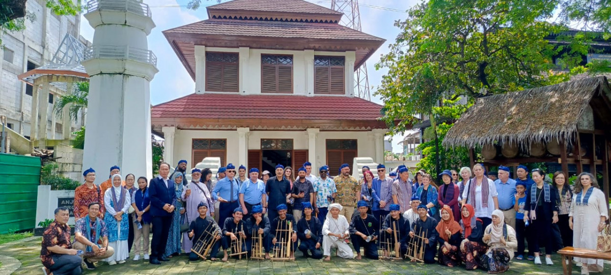 Angklung Buhun Sambut Kunjungan 26 Duta Besar ke Anjungan Banten TMII