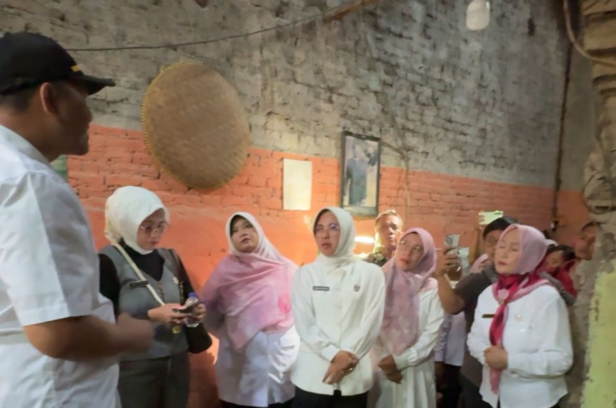 Implementasi Enam SPM Bidang Perkim, Ketua TP Posyandu Provinsi Banten Tinawati Andra Soni Tinjau Rumah Roboh di Kasemen