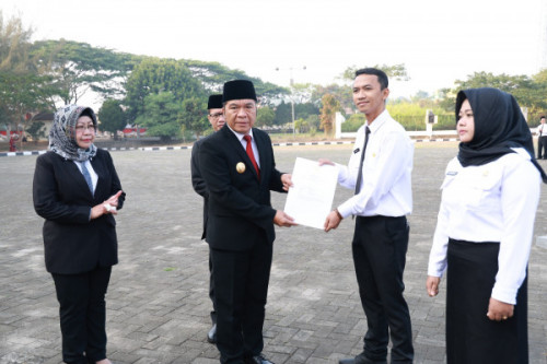 Pj Gubernur Banten Al Muktabar Serahkan 602 SK Pengangkatan PPPK