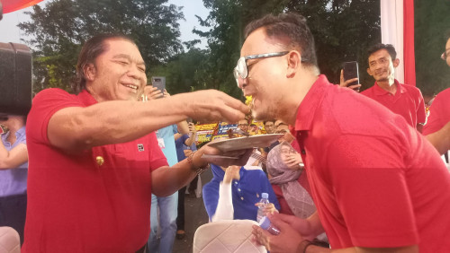 Berbagi Tumpeng Bersama Direksi dan Komisaris, Pj Gubernur Al Muktabar : Simbol Kebersamaan Bangun Bank Banten