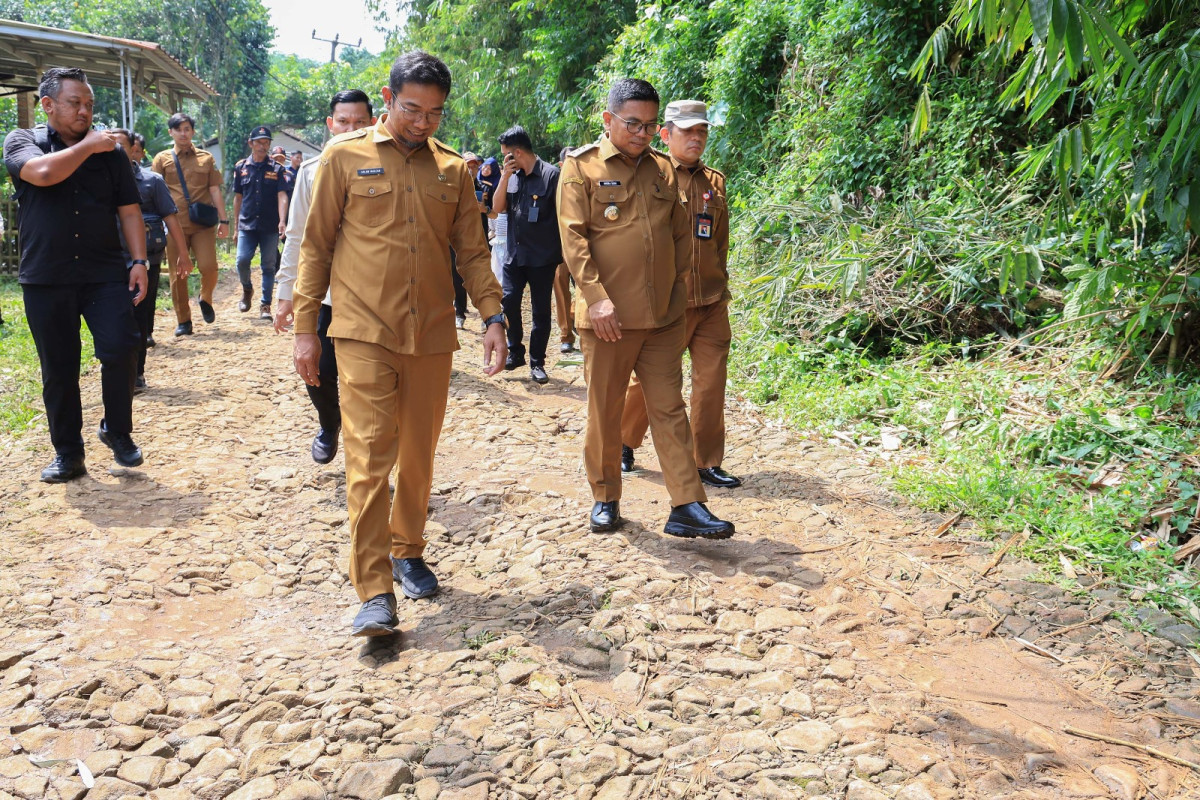 Warga Ciandur Senang Dengar Jalan Desa Mereka Akan Dibangun Lewat Program Bang Andra