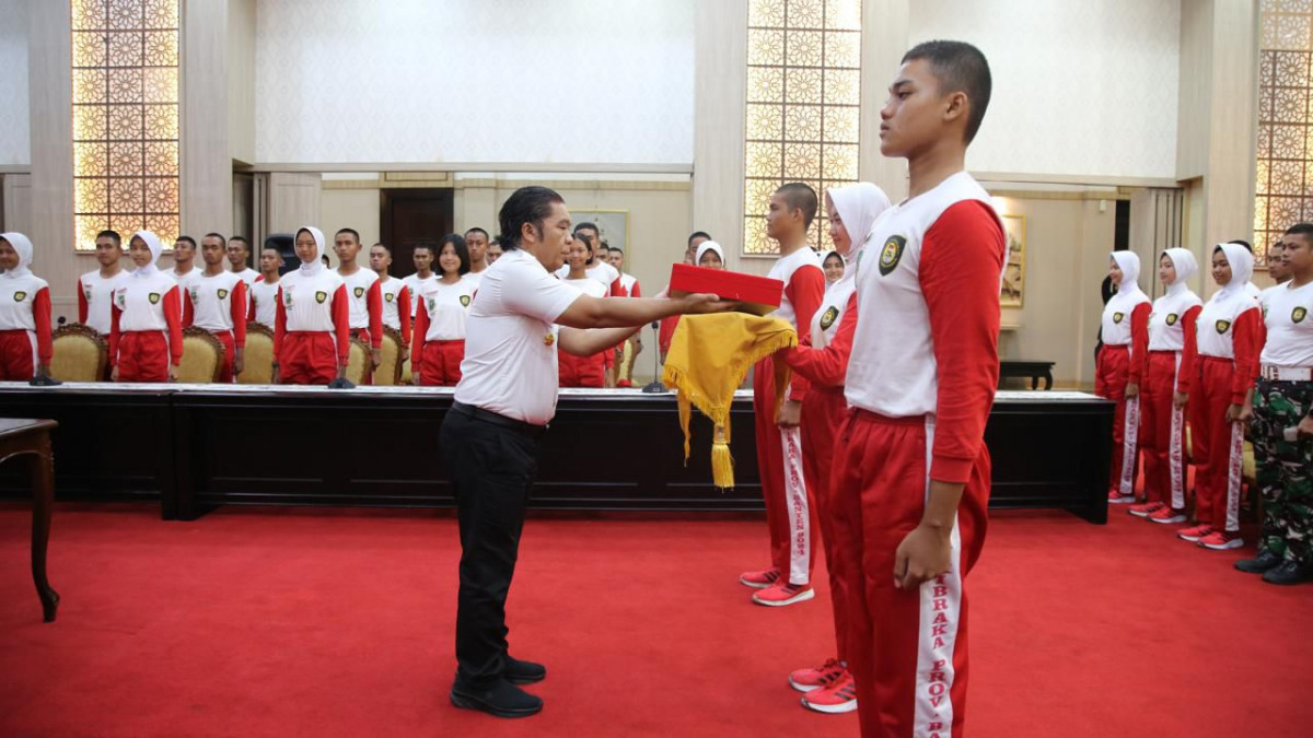 Serahkan Duplikat Bendera Pusaka, Pj Gubernur Banten Al Muktabar: Harus Dijaga Bersama