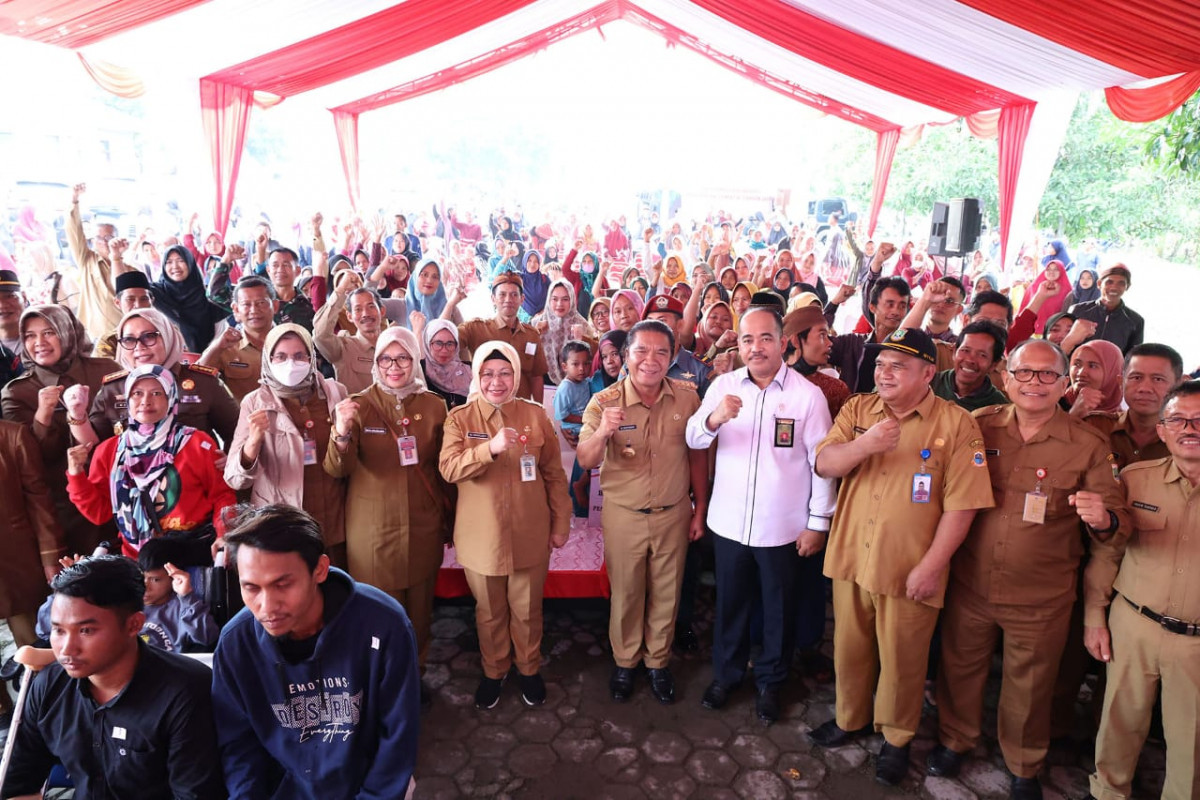 Pj Gubernur Banten Al Muktabar Salurkan Bantuan Sosial Untuk Masyarakat Kabupaten Lebak.