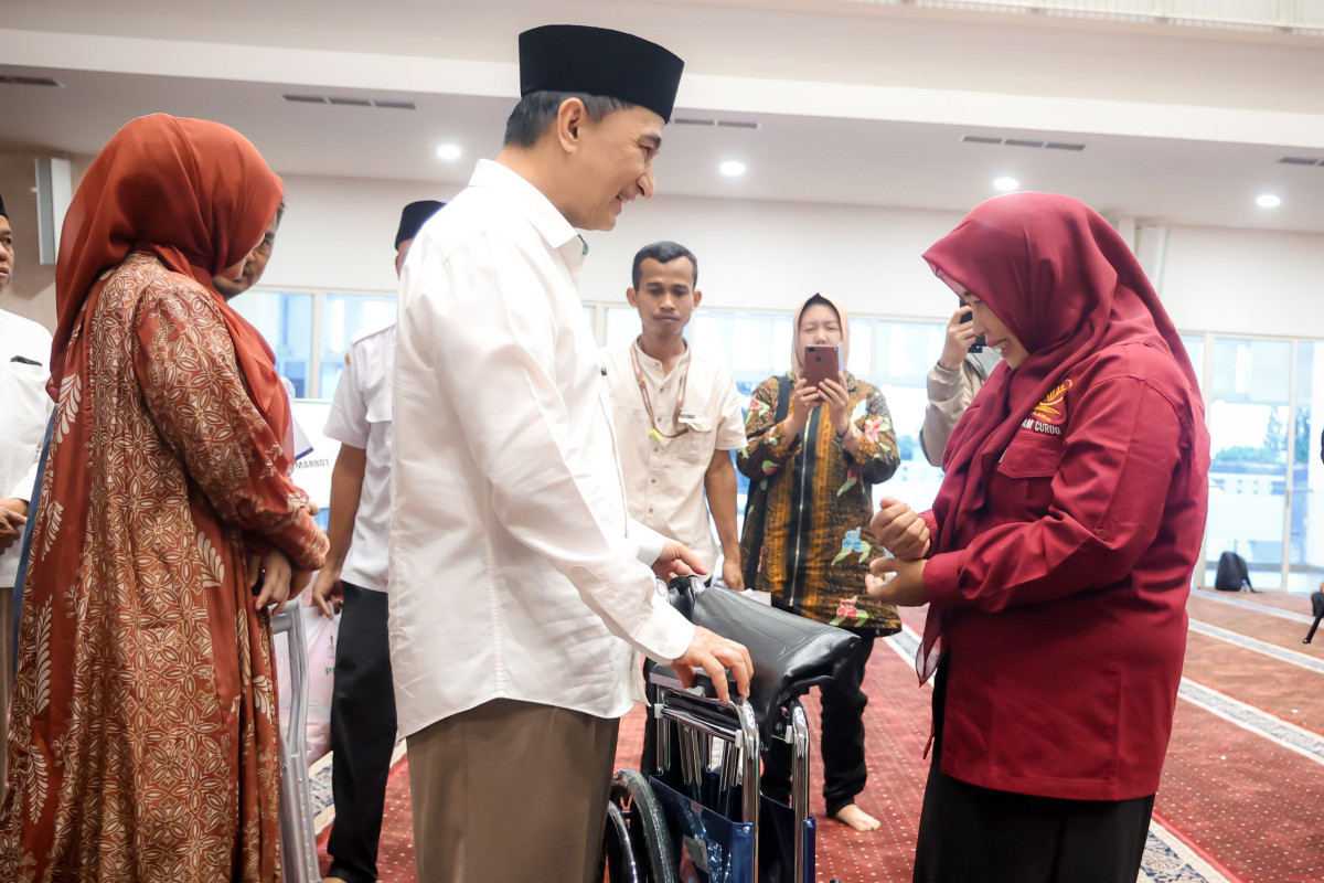 Wagub Dimyati Salurkan Kursi Roda dan Bantuan Sosial di Masjid Baitul Mukhtar BSD