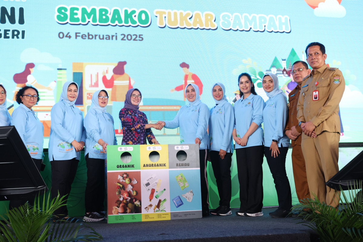 Pj Gubernur Banten A Damenta Sambut Aksi Seruni KMP Tukar Sampah dengan Sembako