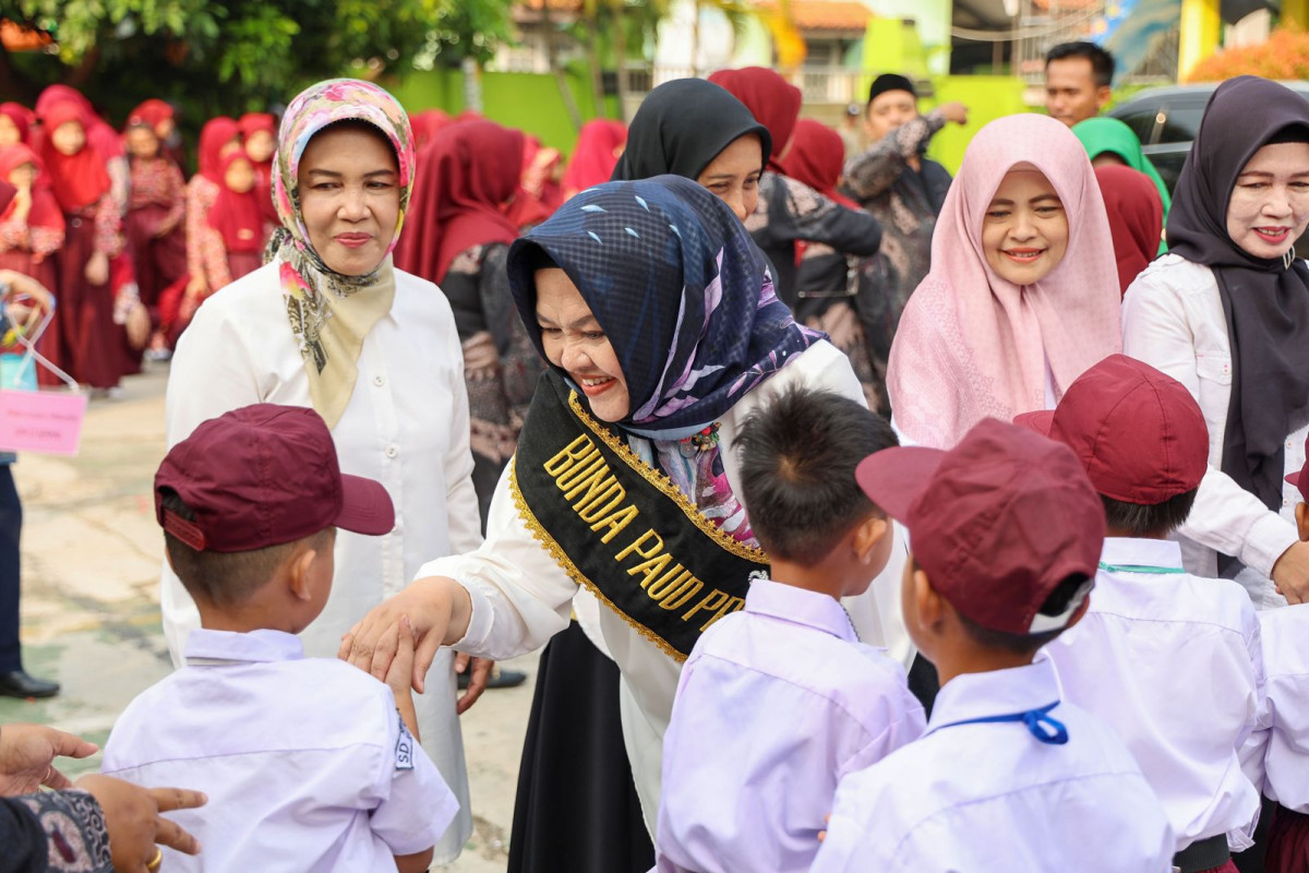 Bunda Paud Provinsi Banten Tine Al Muktabar Tinjau Pelaksanaan Transisi Belajar Paud dengan Menyenangkan di Kota Serang