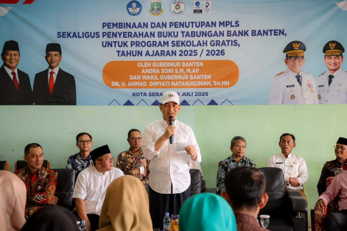 Serahkan Buku Tabungan Program Sekolah Gratis, Wagub Banten A Dimyati Natakusumah Yakini Bakal Tingkatkan Kualitas Pendidikan Provinsi Banten
