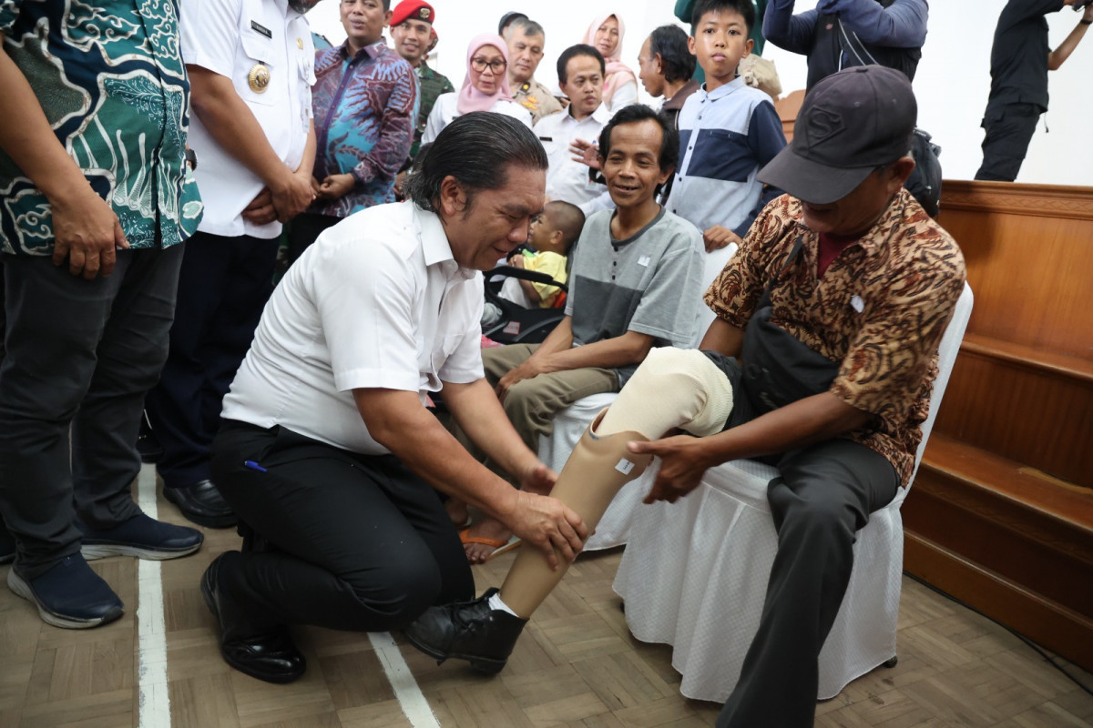 Pj Gubernur Banten Al Muktabar Salurkan Bantuan Sosial Penyandang Disabilitas di Kota Tangerang