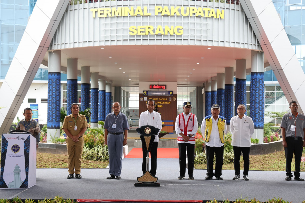 Pj Gubernur Banten Al Muktabar Dampingi Presiden Jokowi Resmikan Terminal Pakupatan Kota Serang